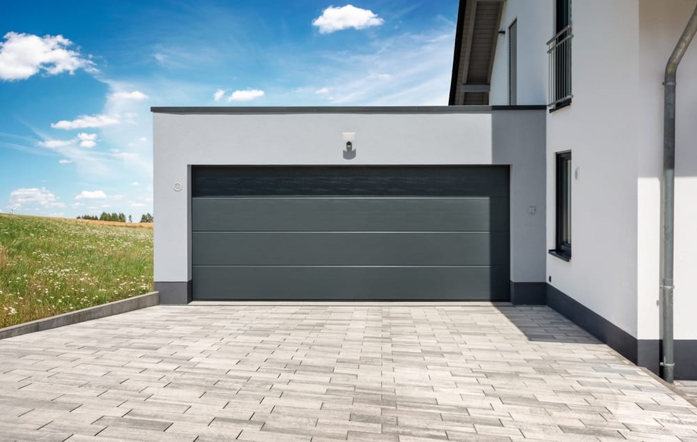 Residential,House,With,Modern,Garage,With,Sectional,Door,In,Front